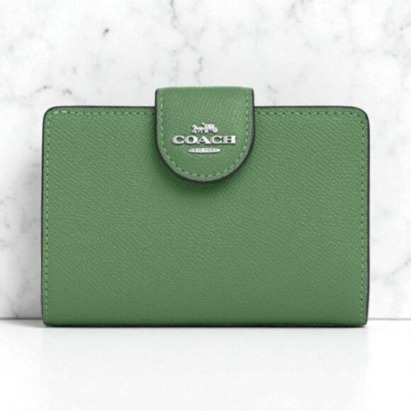 Coach Medium Corner Zip Wallet in Soft Green Leather 6390 - Picture 1 of 4